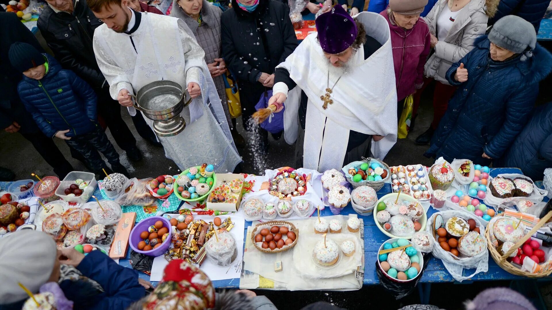 В какое время можно освятить. Освящение куличей на Пасху. Освящение куличей и яиц. Освещение куличей на Пасху. Освящение пасхальных куличей.