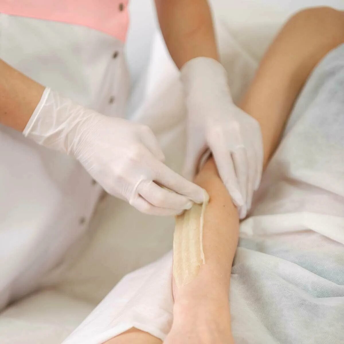 Сахарная депиляция. Сахарная депиляция. Депиляция кисловодск. Восковая депиляция в салоне. Эпиляция шугаринг.