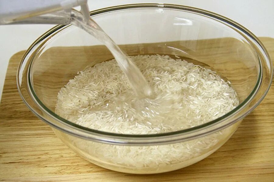 Нужно мыть пропаренный рис. Промывание риса. Рис замоченный в воде. Крупа замоченная. Промыть рис.