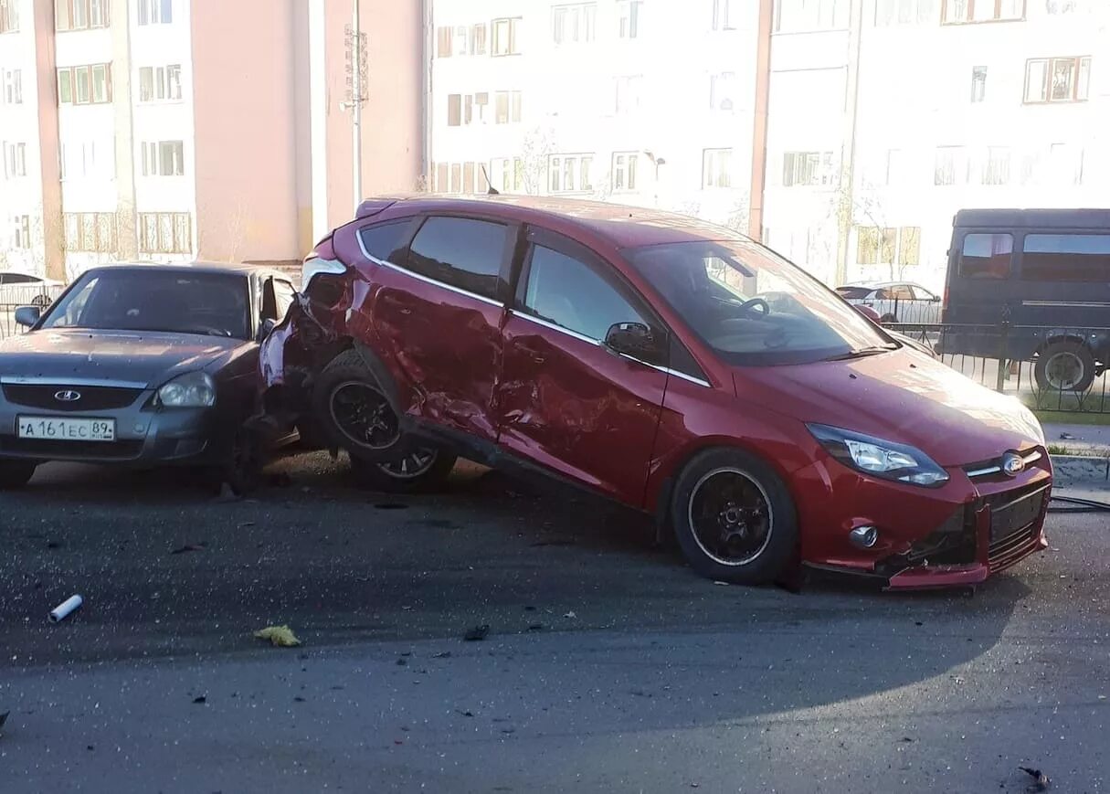 Наезд на стоящее тс. Наезд на припаркованное тс. наезды автомобиля на стоящее транспортное средство. наезд на стоячее транспортное средство.