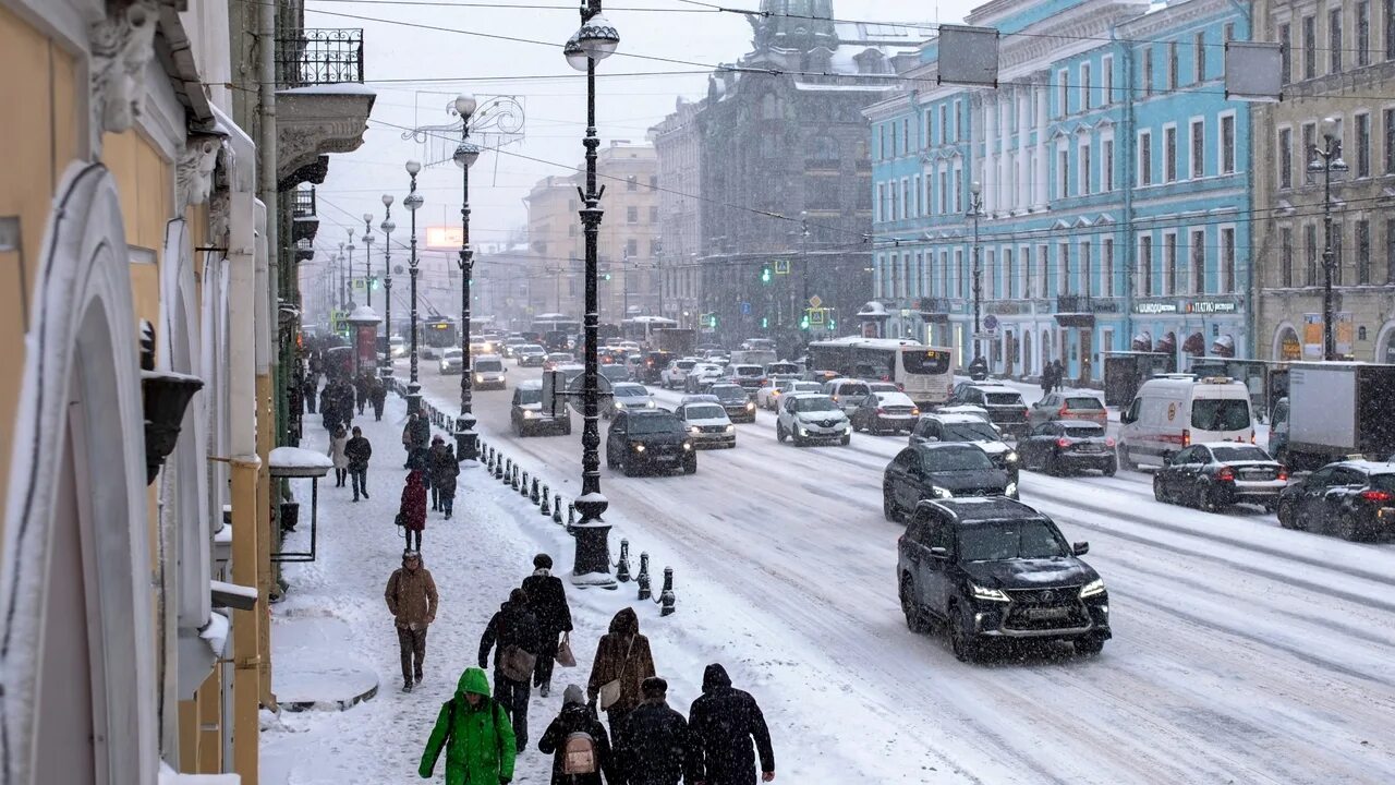 Спб в декабре. Санкт Петербург 2021 зима Невский. Санкт-Петербург в декабре. Снег в Санкт-Петербурге 2021. Невский проспект в снегу.