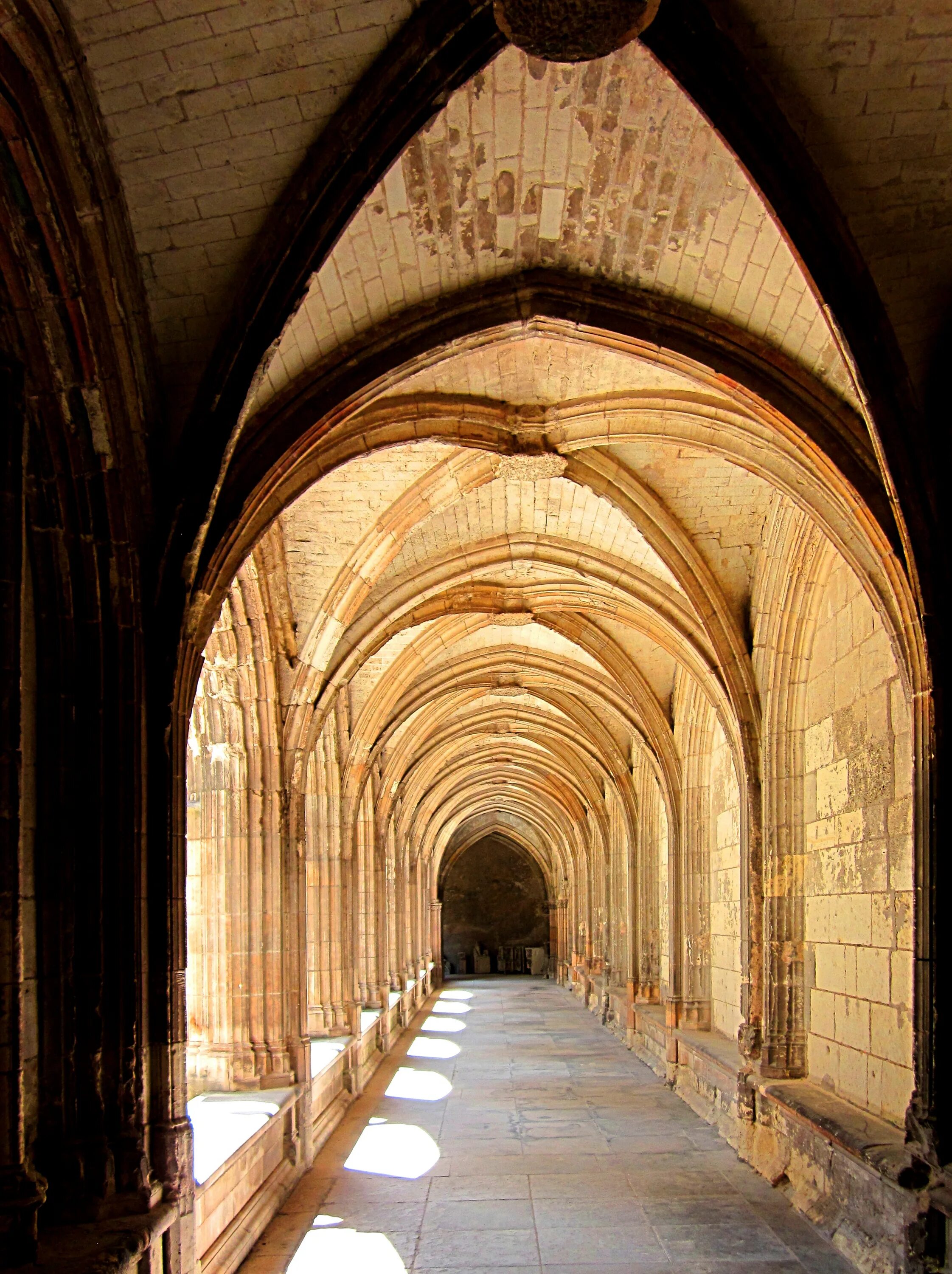 Своды монастыря аббатства Фонтене. Аббатство Монтекассино стрельчатая арка. Стрельчатая арка готического собора.