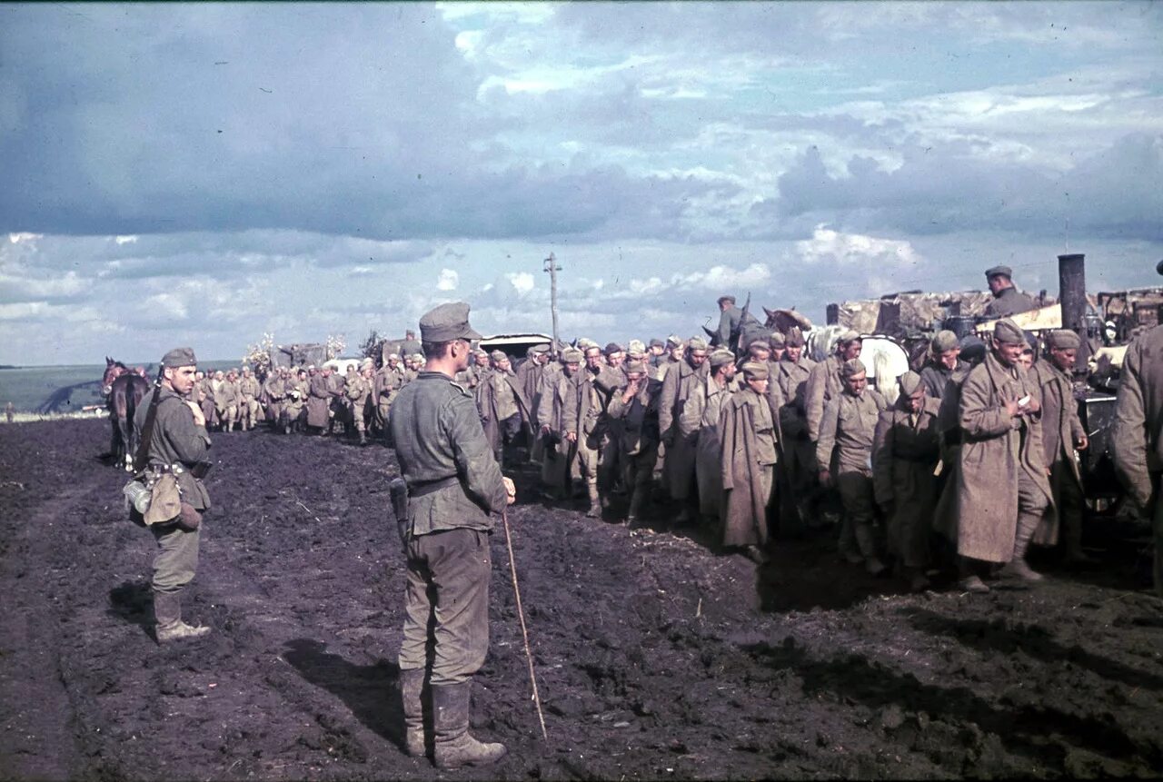 Колонна советских военнопленных 1941. Советские военнопленные 1941. Пленные советские солдаты лето 1941 года. Плен. Советские военнопленные в 1941-1945гг.. Шнеер. Военнопленные великой отечественной войны