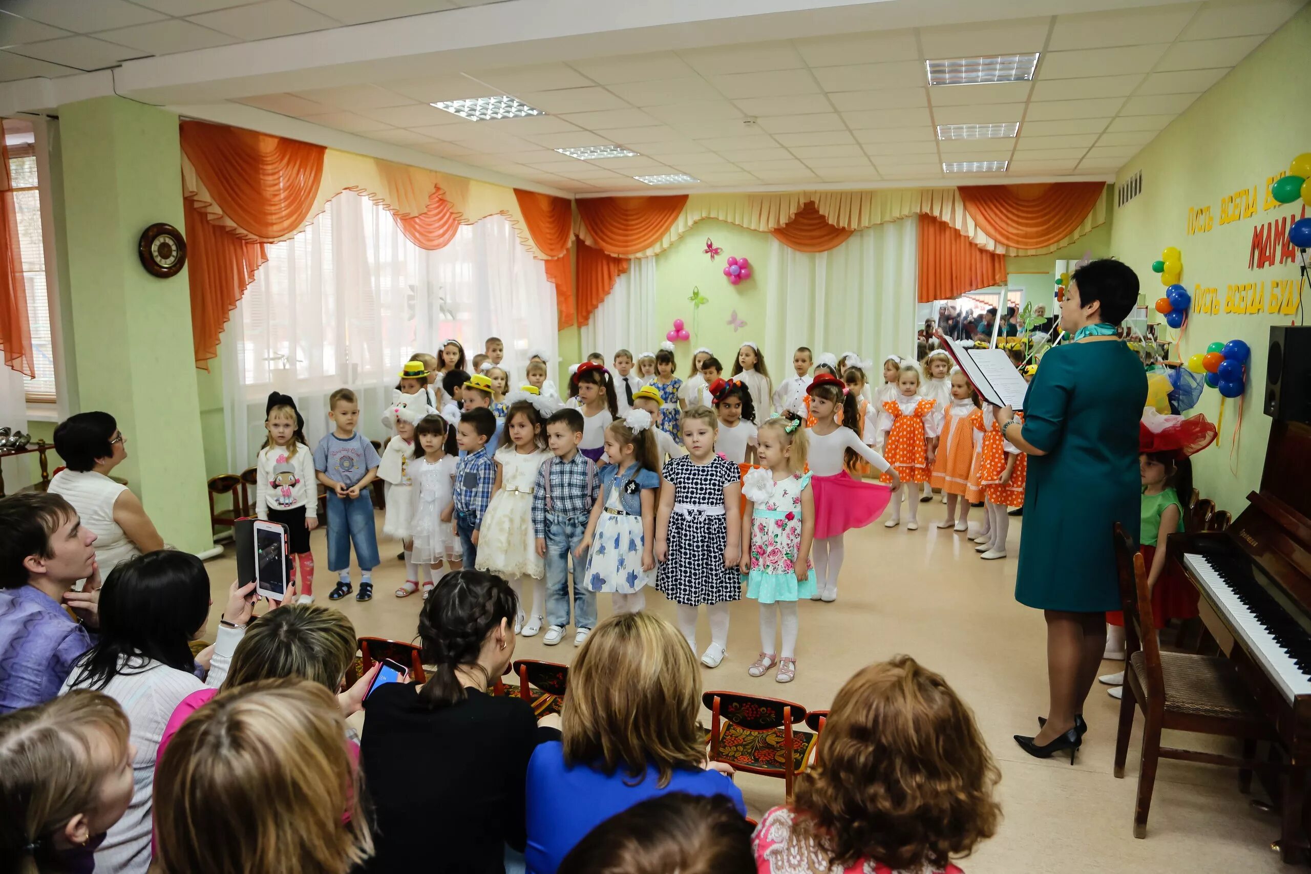 Праздник мам в детском саду. Мероприятия для мам в детском саду. Праздники в детском саду. Праздник мам в садике. Сценарии в саду день матери