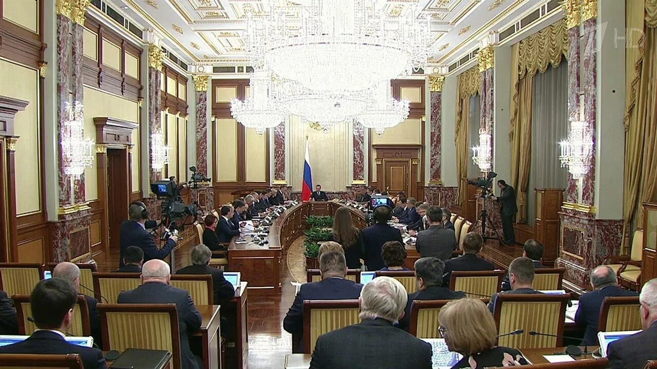 Первое заседание правительство. Зал заседаний. Заседание правительства РФ Медведев. Заседание кабинета министров. Кабинет министров.