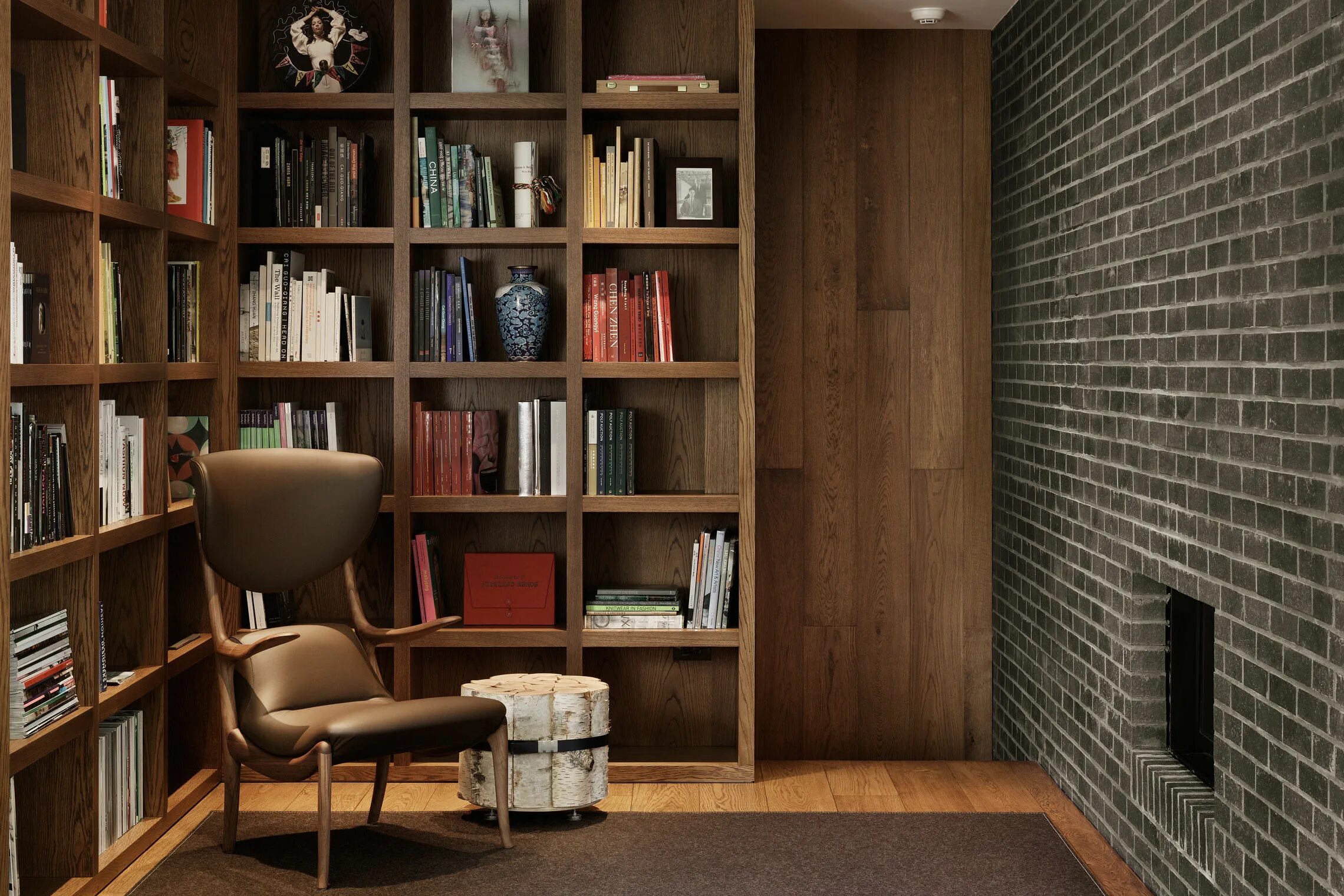 современные книжные полки. комната с книжными полками. интерьер с книжными полками. интерьер с книжными полками. уютная комната с книжными полками.