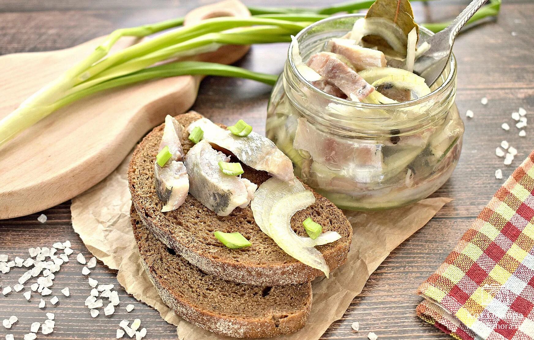 Маринованная сельдь с луком. Сельдь с луком и маслом. Сельдь с маслом и луком рецепт. Селедка соленая с луком. Сельдь маринованная.