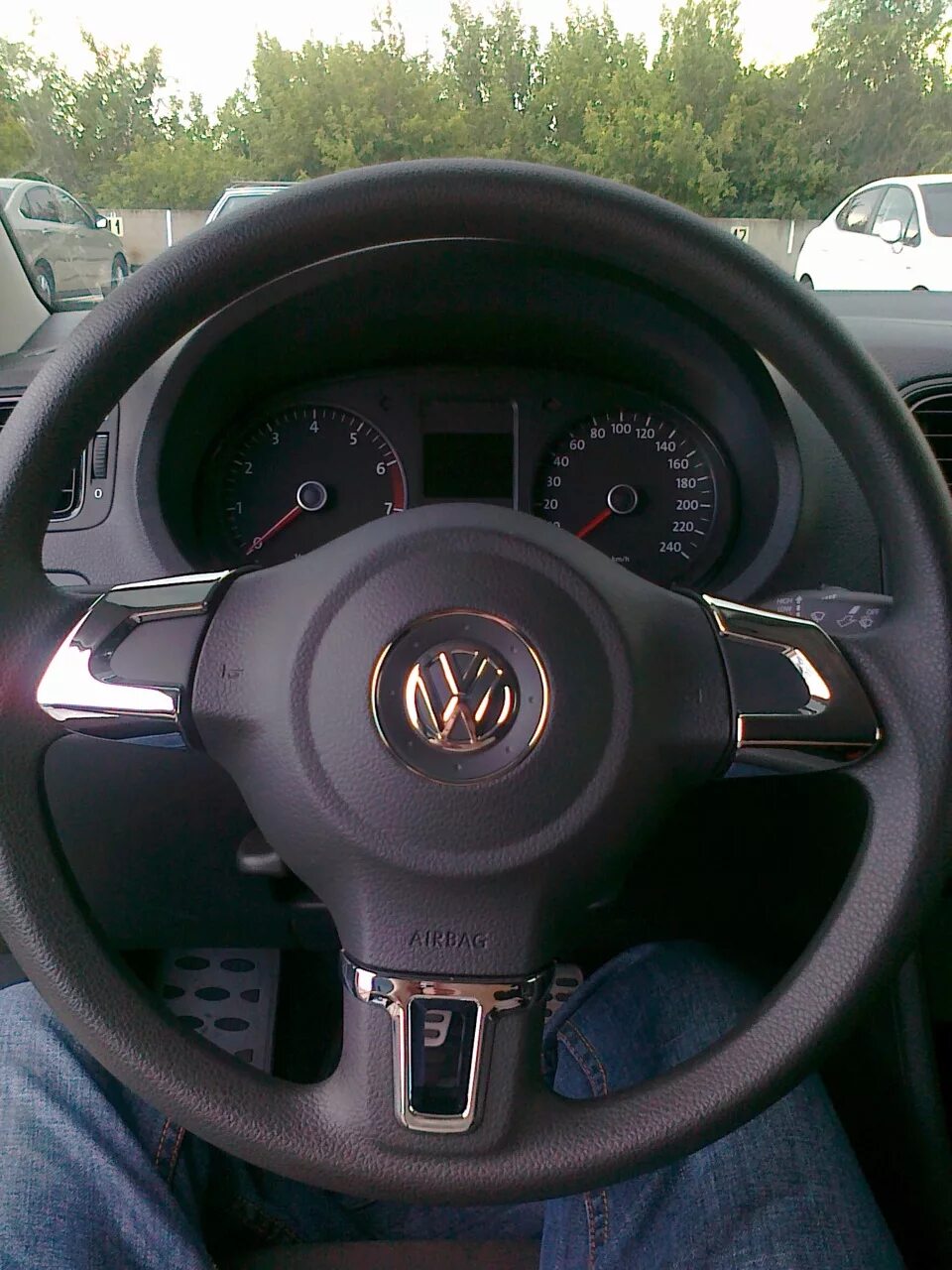 Camry 40 обшить руль. Накладки на руль volkswagen polo. Накладки на руль поло седан 2011. Хромированные накладки на руль поло седан. Накладки на руль фольксваген поло.