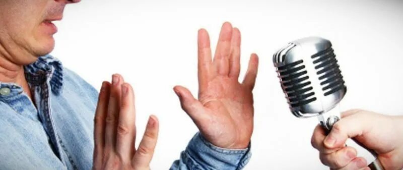 Человек на трибуне. Девушка выступает перед аудиторией. Девушка выступает перед аудиторией. Ораторское искусство. Девушка на конференции.