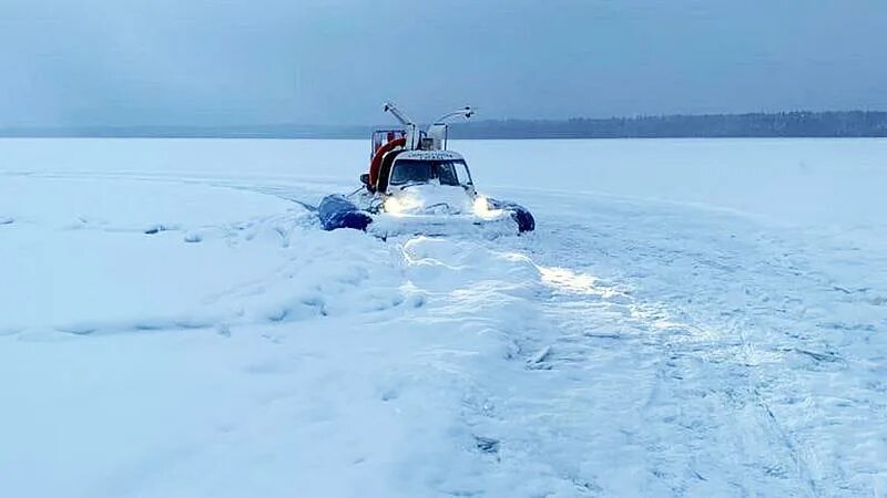 Вездеход провалился под лед. Снегоход провалился под лед. Ледовая переправа Ладога. Лед на Ладоге.