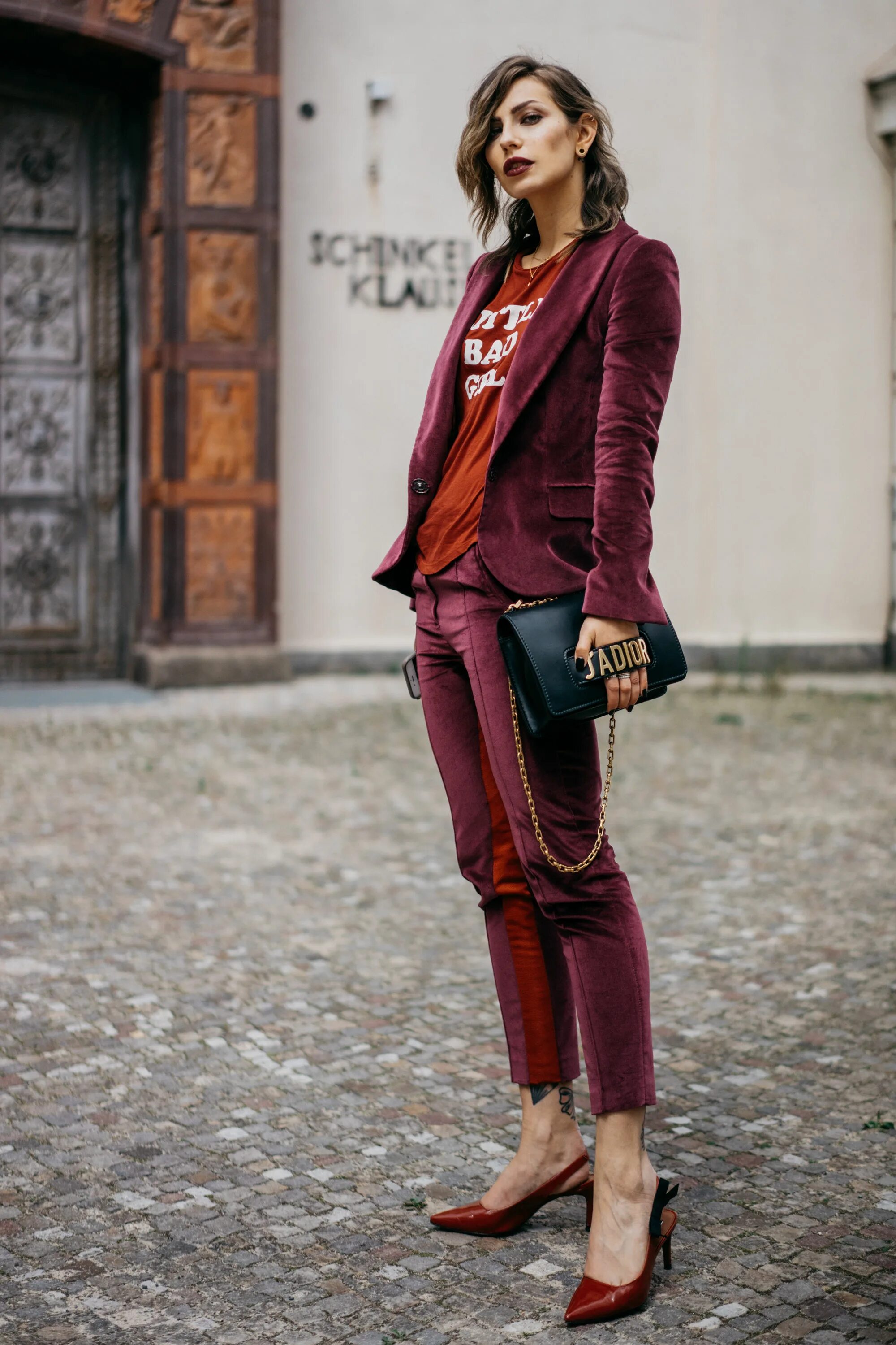 вельветовый пиджак стрит стайл. сочетание серого и бордового в одежде. брюки винного цвета. образ с бордовыми туфлями. кристина марсал.