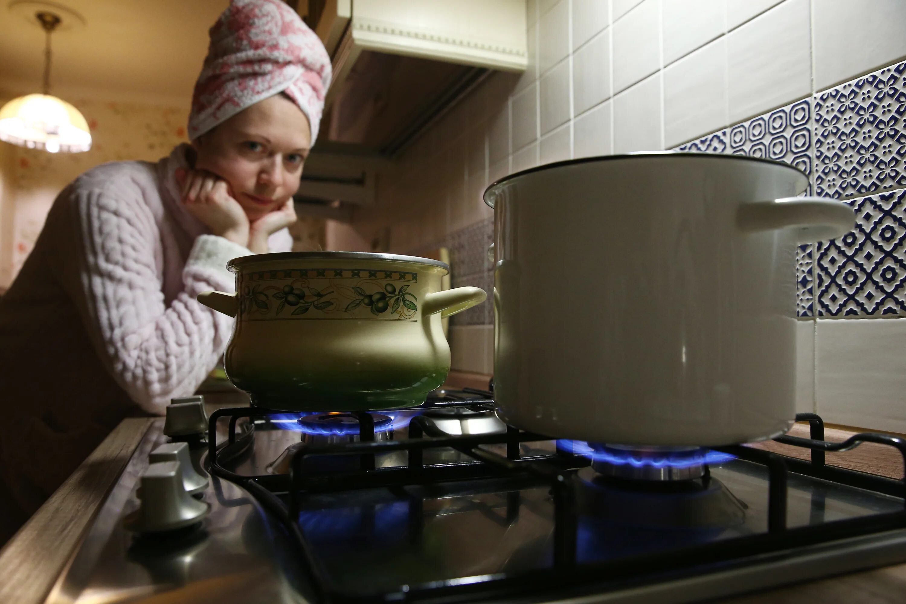 Горячая вода старый оскол. Греем воду в кастрюлях. Нет горячей воды. Греть воду в кастрюле. Без горячей воды.