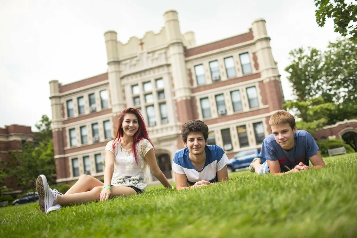 He goes to college. Кингс колледж Нью Йорк. Подростки на каникулах. Летние лагеря за границей. Летняя школа для студентов.