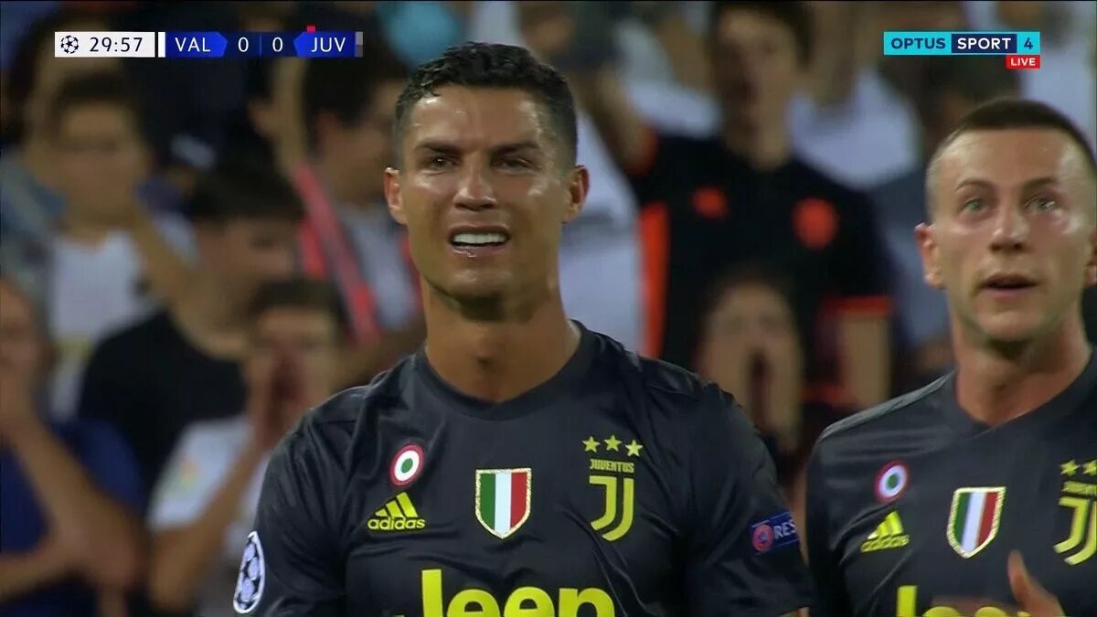 Удаление роналду. Роналдо в шоке. Роналду в Ювентусе красная карточка. Валенсия Ювентус удаление Роналду. Ronaldo crying.