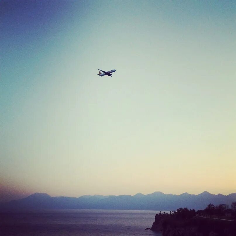 Там в далеком далеке. Самолет вдалеке. Небо с самолетом вдалеке. Самолет в далеке. Самолет далеко в небе.