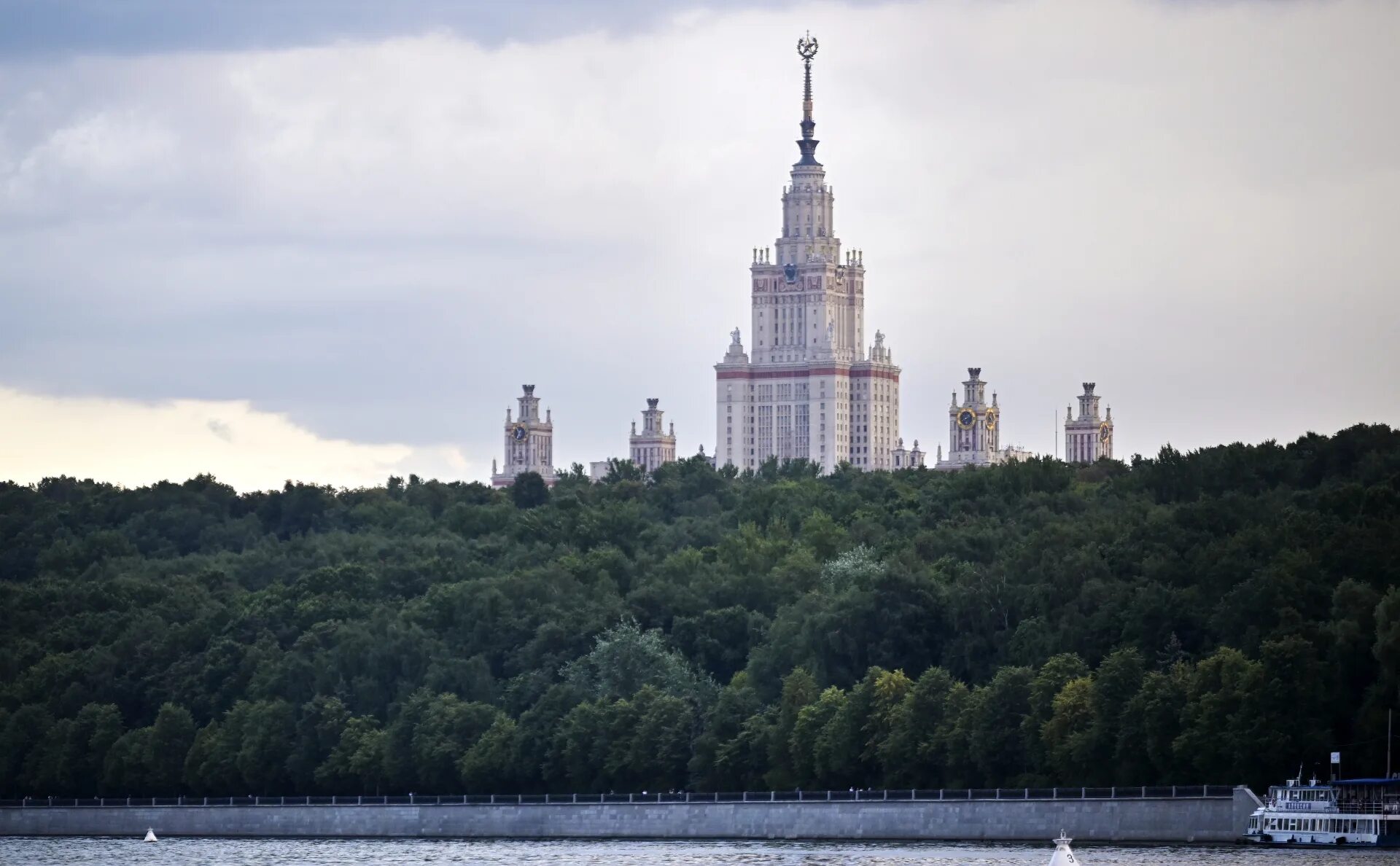 Мгу 29. МГУ вышка. Московский государственный университет имени Ломоносова. МГУ имени Ломоносова с реки. Здание МГУ.