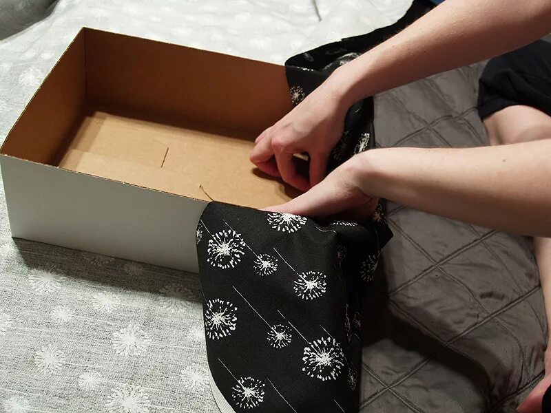 Коробка обтянутая. Обтянуть коробку тканью. Коробки обтянутые тканью. Картонная коробка обшитая тканью. Обшиваем коробки тканью для хранения.
