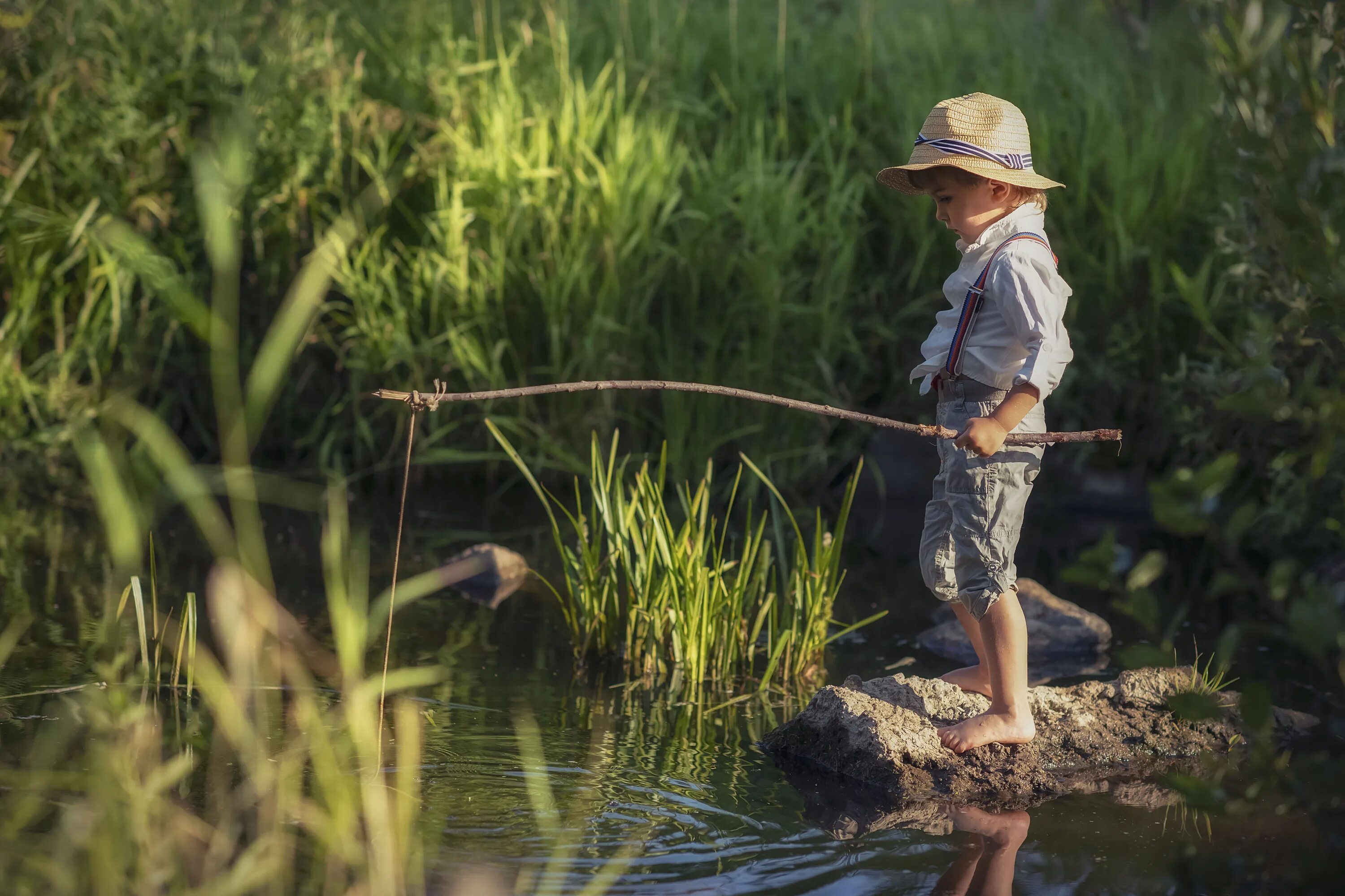 Мальчик ловил рыбу на реке. Летом на речке. Мальчик Рыбак. Мальчик рыбачит. Мальчик с удочкой.