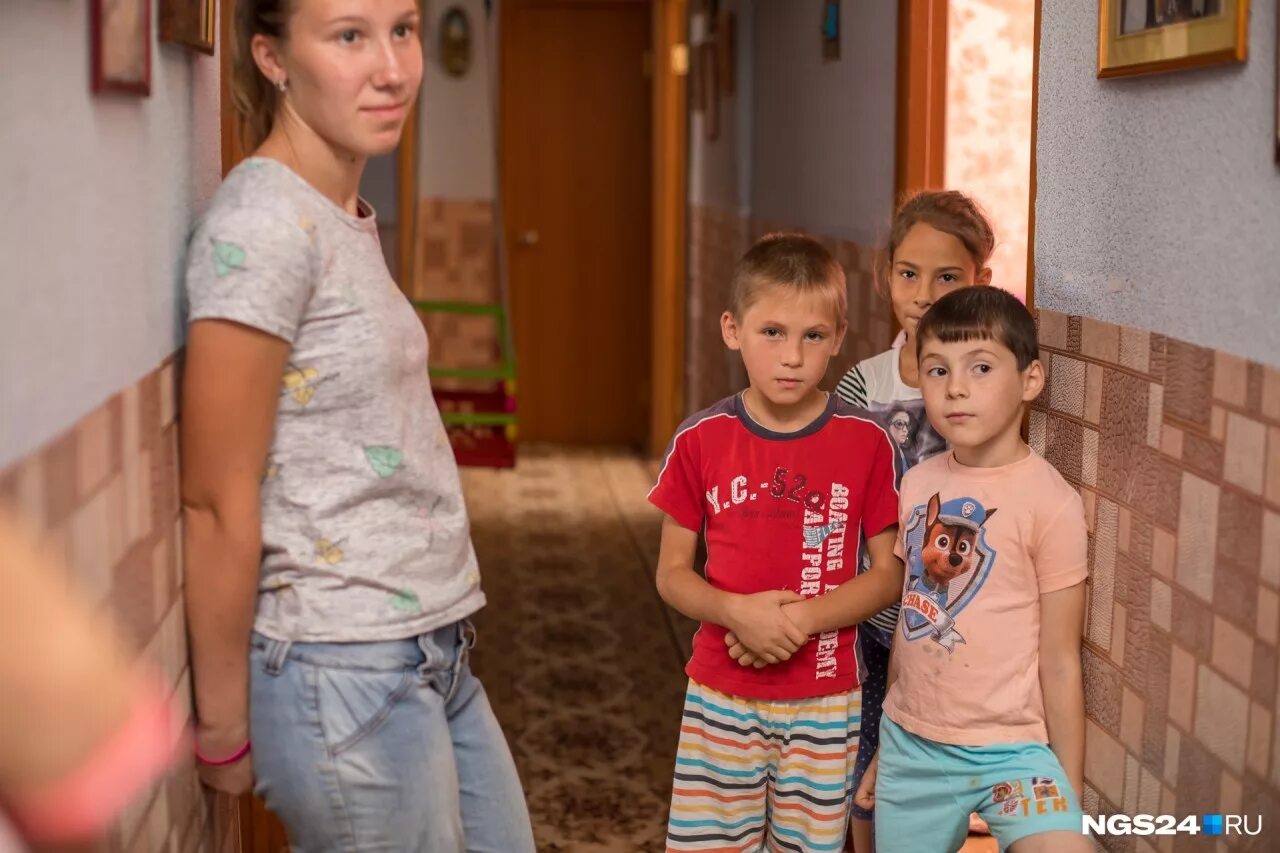 найти приемных детей. найти приемных детей. семьи опекуны. многодетная русская семья с приемными детьми. приемные родители.