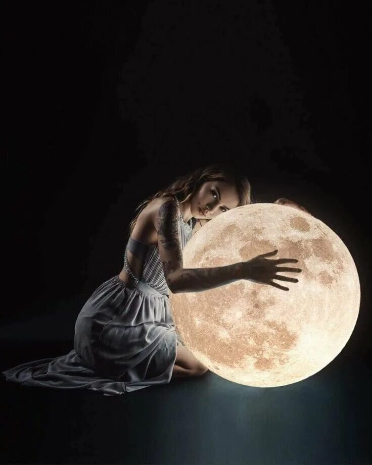 Девушка-Луна. Луна давцшка. Полнолуние девушка. Обнять луну.