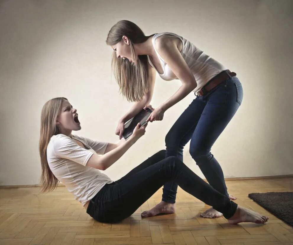 Драка между девочками. Драка между девочками. Конфликтный подросток. Драка между девочками. Драка между девочками.