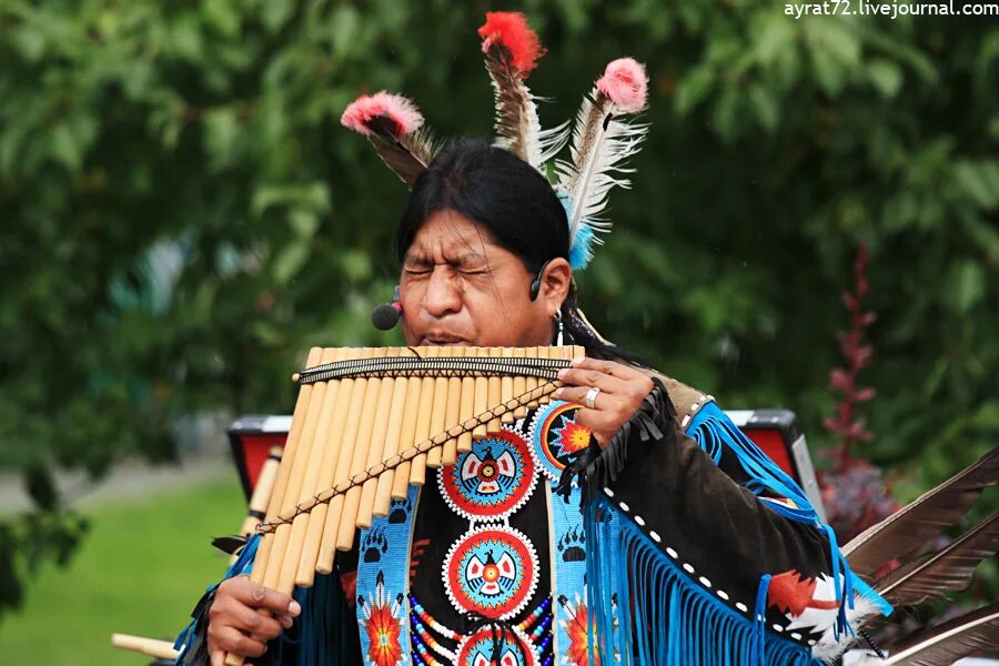 Почему не выступал шаман сегодня. Индейские музыкальные инструменты. Народные инструменты индейцев. Индейцы Сибири. Инструмент на котором играют индейцы.
