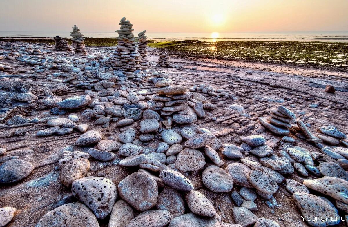 Веб камню. Камни на берегу моря. Красивые камушки. Море камни. Камни на побережье.