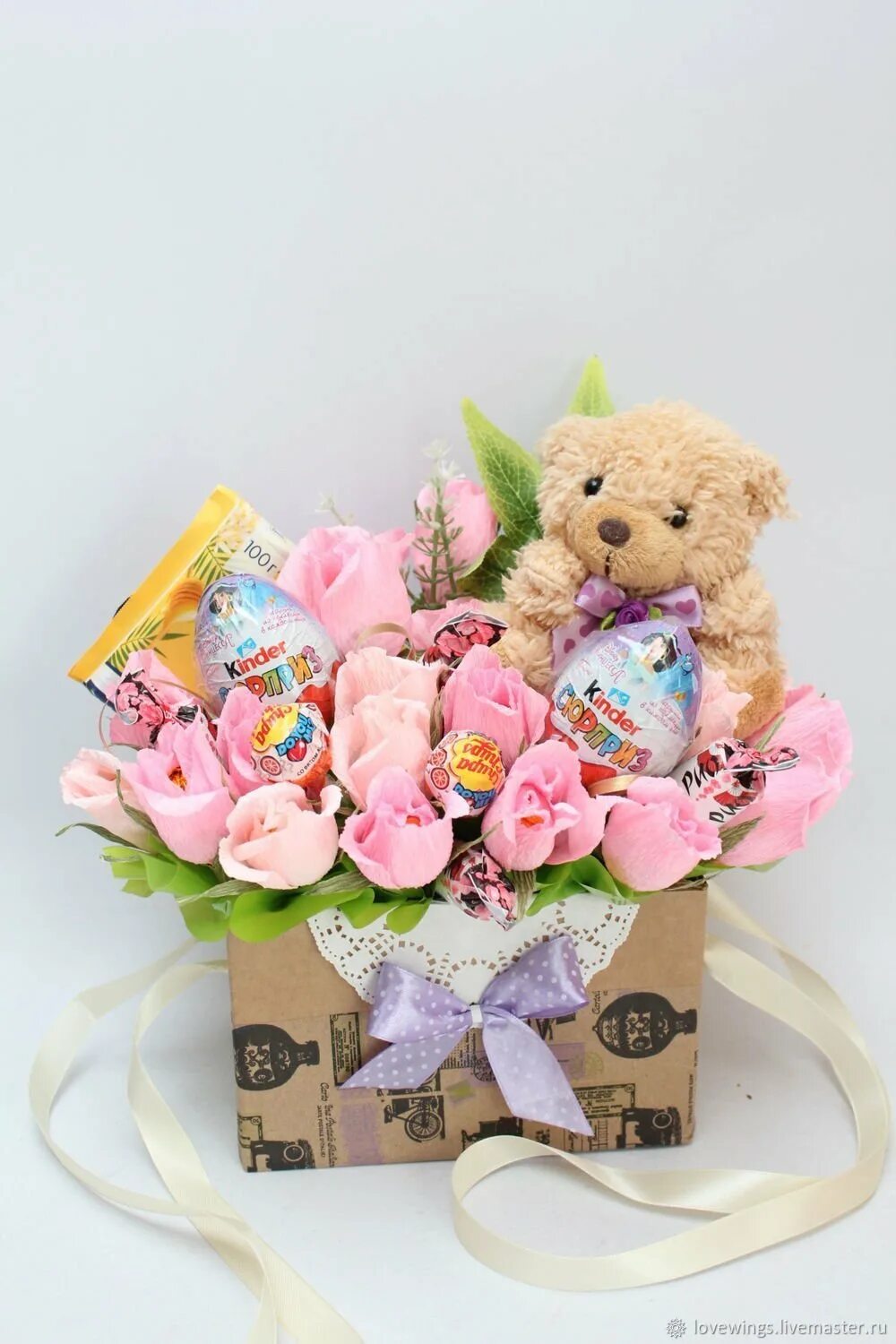 Цветы в подарок ребенку. Цветочки девочке подарок. Букет из мягких игрушек. Сладкий букет с игрушкой. Цветы в подарок ребенку.