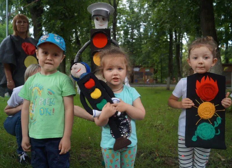 Семья соблюдает пдд фото. Мероприятие ко дню светофора для детей. Надпись красный желтый зеленый. Светофор для детей. Мероприятие ко дню светофора в детском саду.