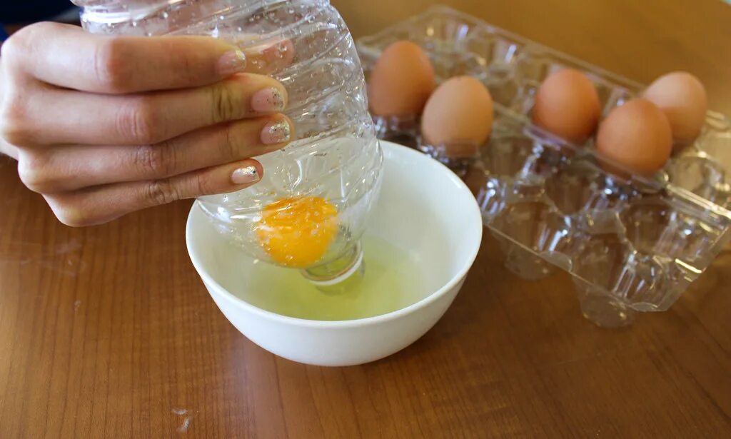 Желток яйца. Отделить белок от желтка. Яичные белки. Желток от яйца. Пить сырые яйца из магазина