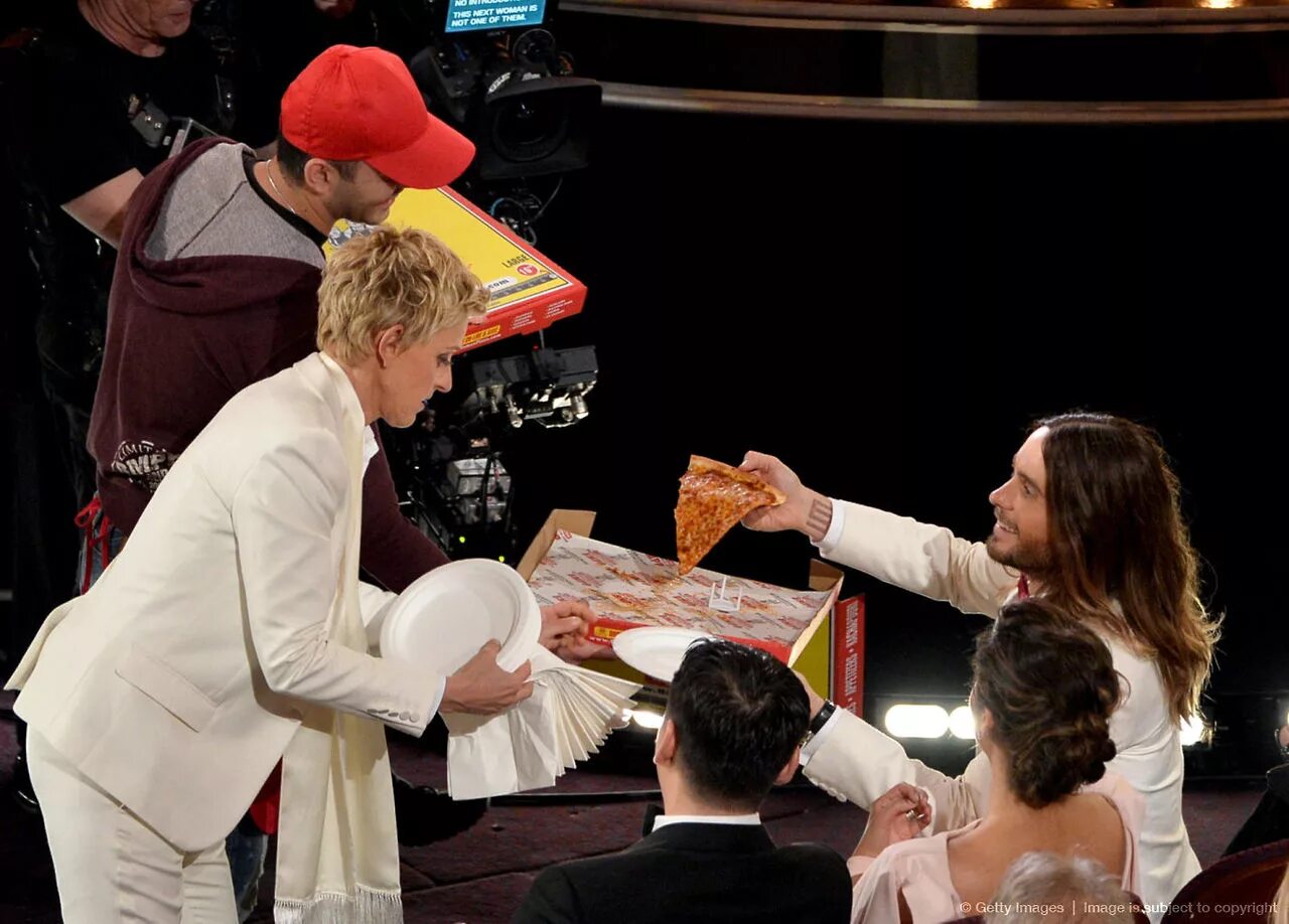 Эллен ДЕДЖЕНЕРЕС Оскар. Брэд Питт ест пиццу на Оскаре. Брэд Питт на премии Оскар 2014.