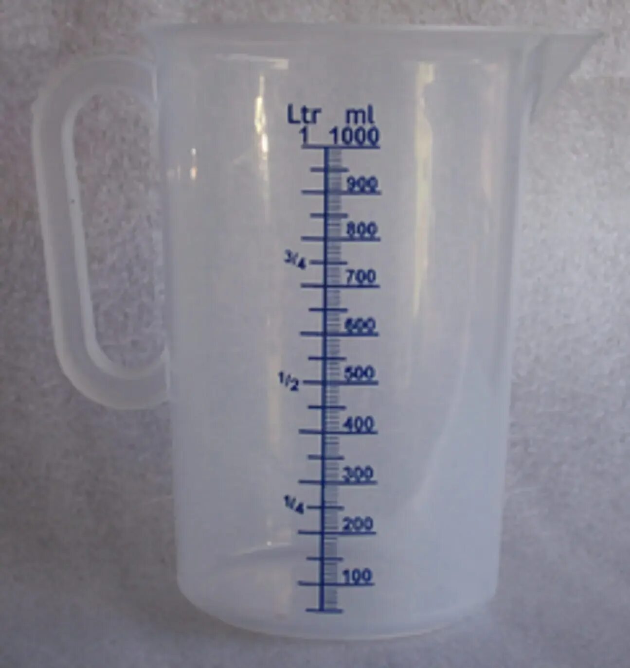 Миллилитров в литре. Мерный стакан 1 литр. Мерная шкала для жидкости. 250 Мл воды.