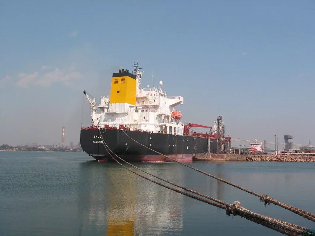 Газовоз lng. Швартовка судов. Швартовка в порту. Швартовка шпринг. Ошвартованное судно.