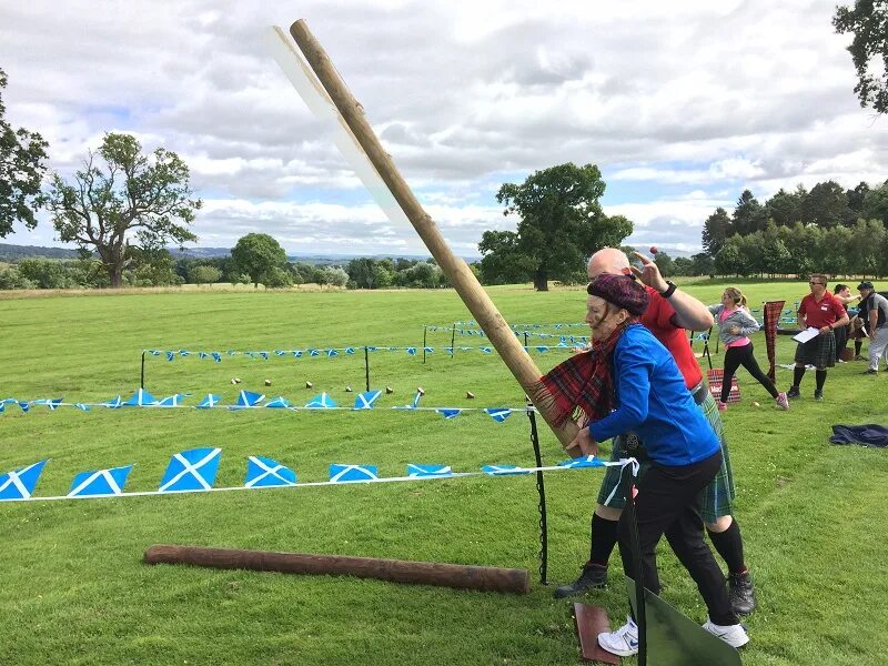 Tossing the Caber в Шотландии. Метание бревна. Метание бревна в Шотландии. Толкание бревна.