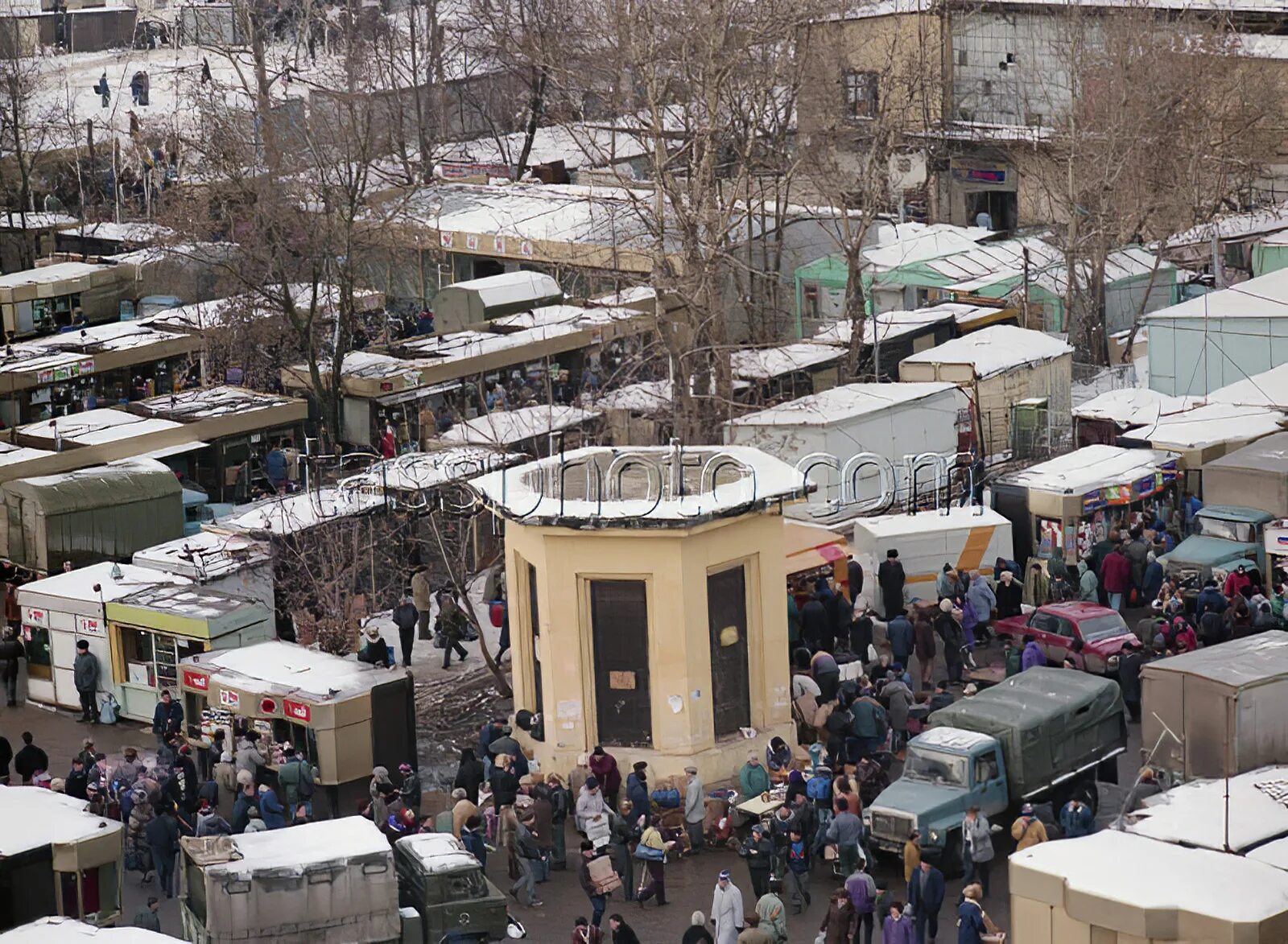 Владимирский рынок. Метро киевская дорогомиловский рынок. Рынок метро киевская. Ларьки на вокзалах. Киевский вокзал дорогомиловский рынок.