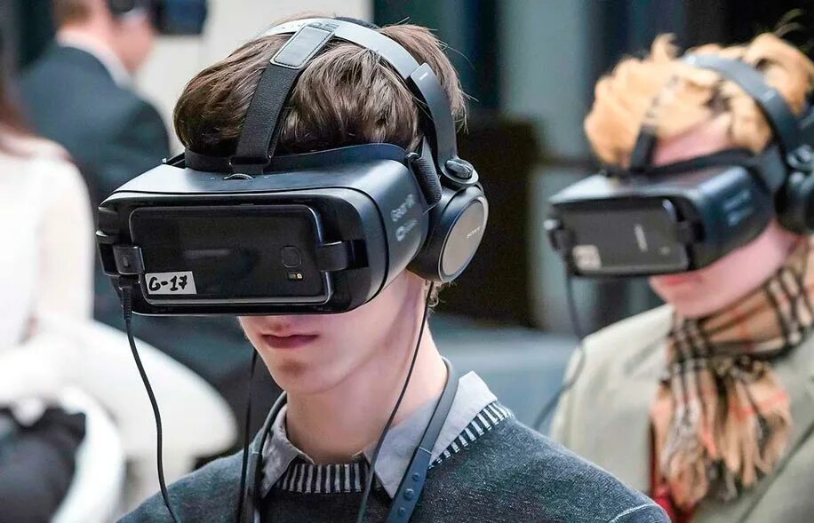 Vr уроки. Виртуальные очки. Очки виртуальной реальности в школе. Виртуальные очки дети. Школьники в ВР.