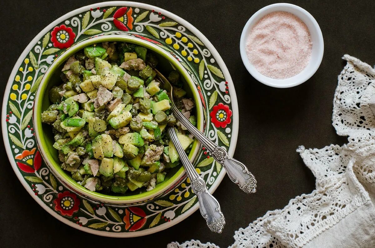 Салат с печенью и корнишонами. Салат с огурцами корнишонами. Салат с печенью трески и авокадо. Салат из печени трески с авокадо. Авокадо и печень трески