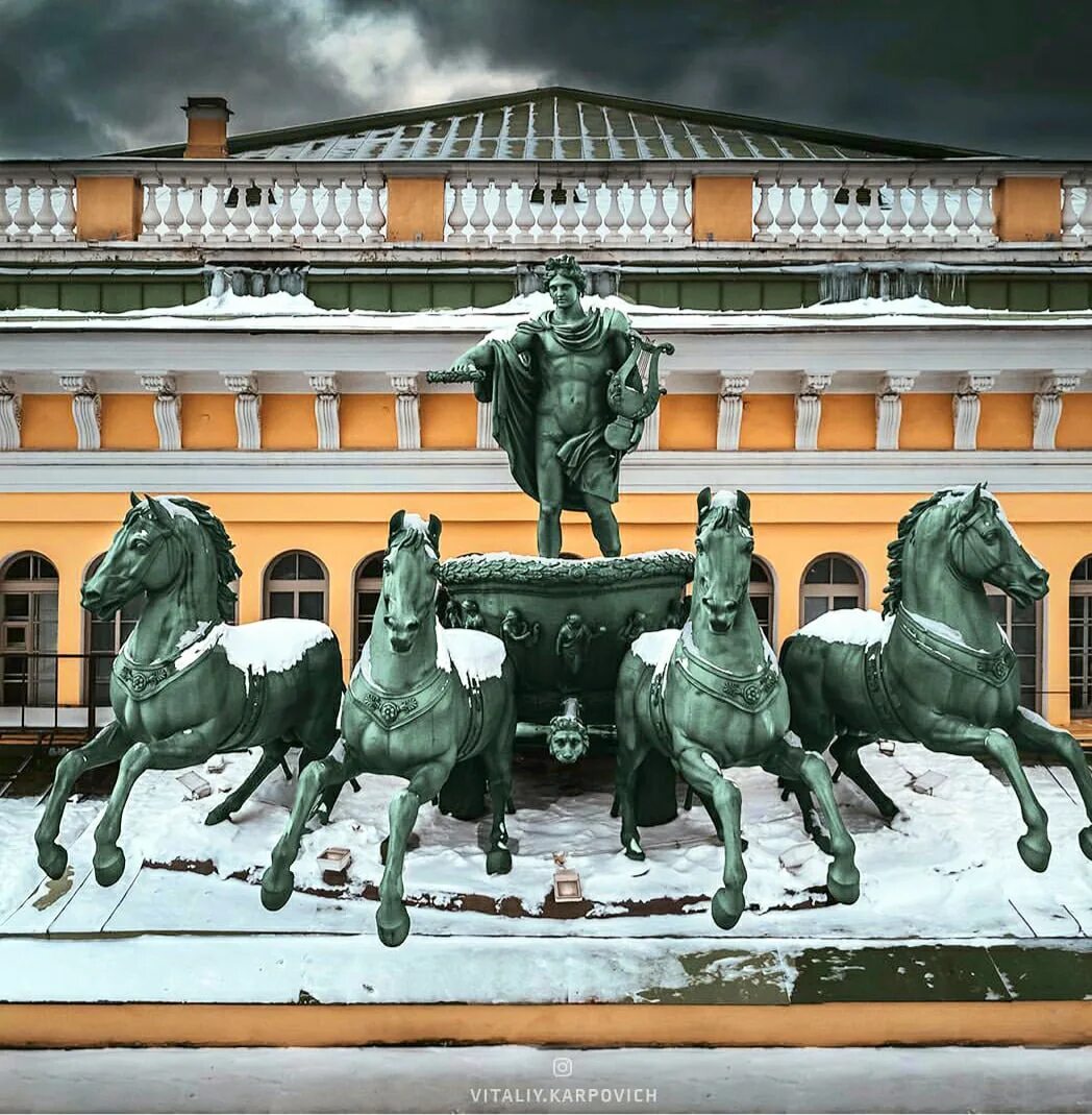 Колесница аполлона на александринском театре. Большой театр квадрига аполлона. Бронзовая квадрига клодт. Александрийский театр санкт-петербург квадрига аполлона. Александринский театр в санкт-петербурге квадрига.