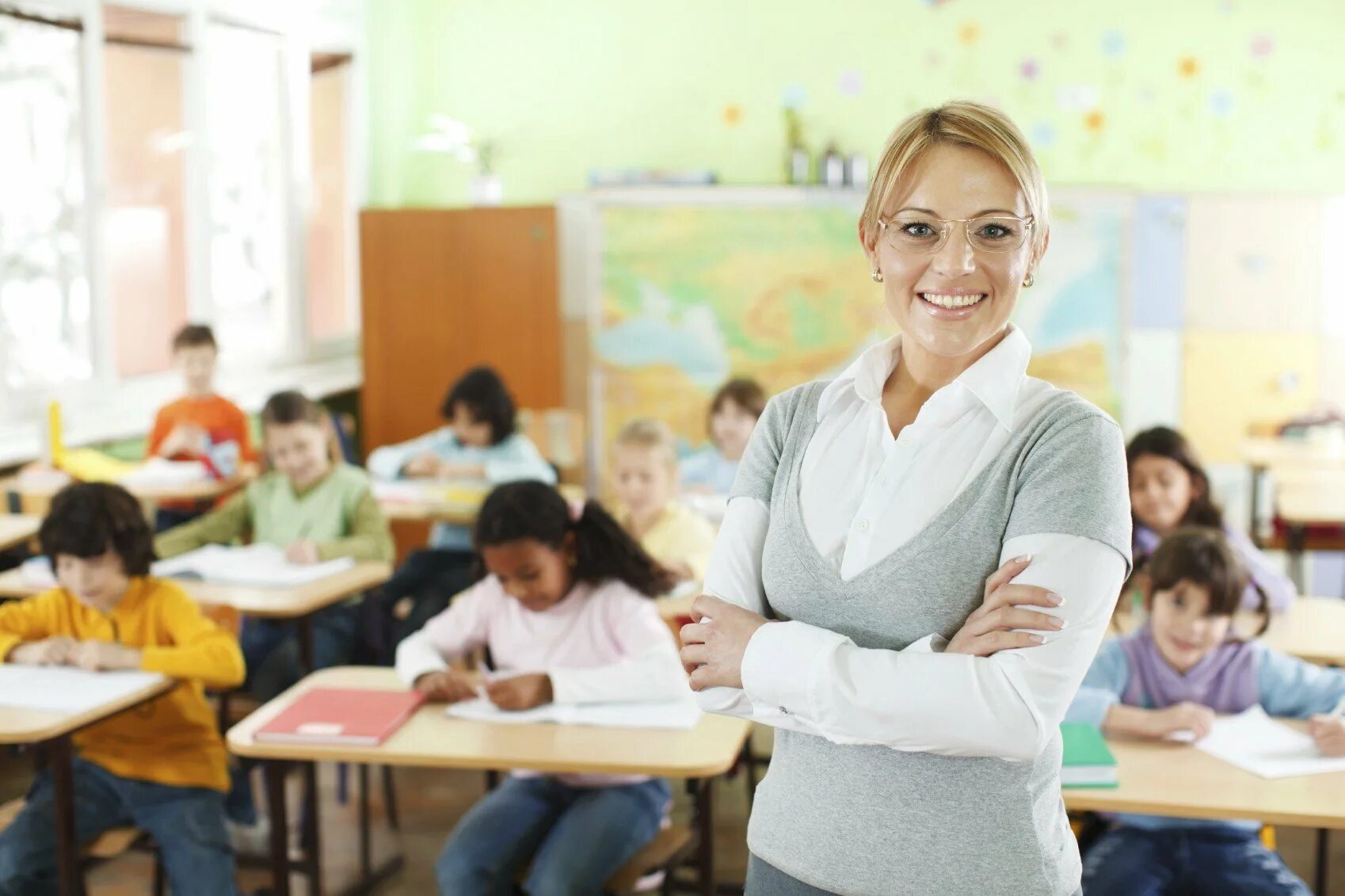Fpe teachers. Темнокожий преподаватель. Девушка учитель. Fpe teachers. Учительница.