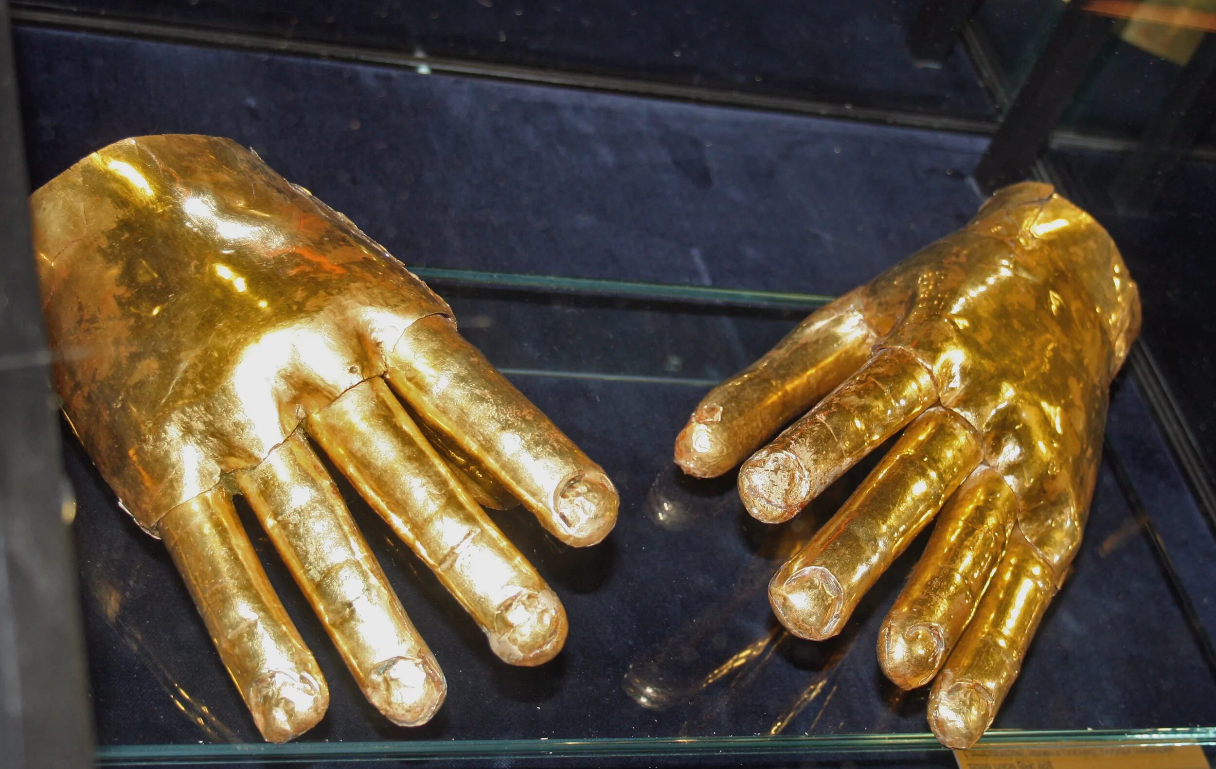 Сильные золотые руки. Золотые руки. Человек с золотыми руками. Золото в руках. Руки из золота.