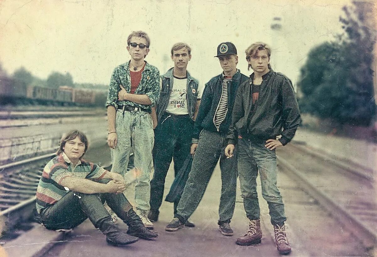 Группа дайте два. Две пятых. Группа файв постер. Три пятых. 5sos 2022.