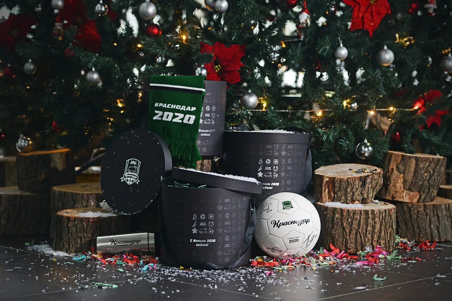 Фк краснодар обложка. Монеты футбольных клубов. Фанатская атрибутика фк краснодар. Подарочный набор фк краснодар. Подарочный набор фк краснодар.