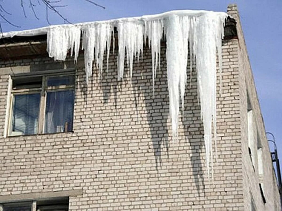 большие сосульки на крыше домов. длинные сосульки. сосульки для детей. свисающие сосульки с крыши. загадка про сосульку для детей.