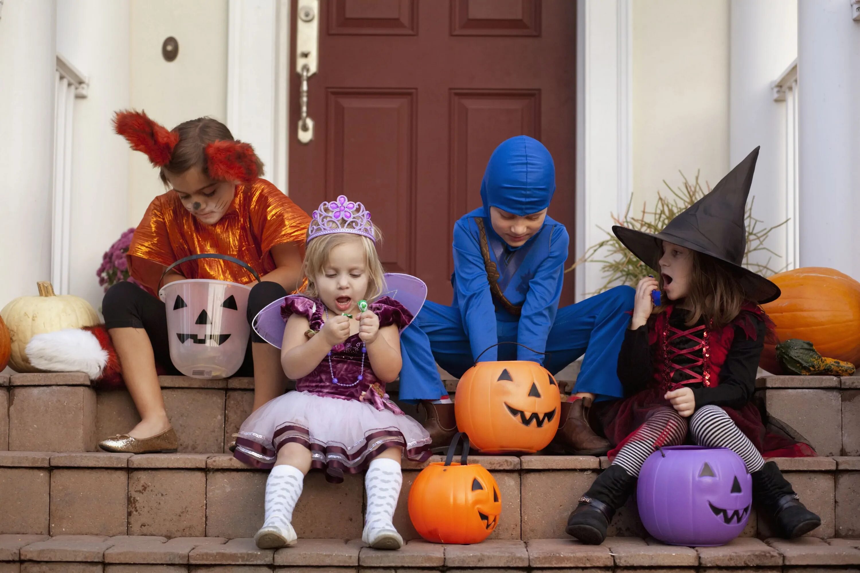 Хэллоуин для детей. Хэллоуин праздник. Праздник Хэллоуин костюмы. Люди празднуют Хэллоуин. Какого дня хэллоуин