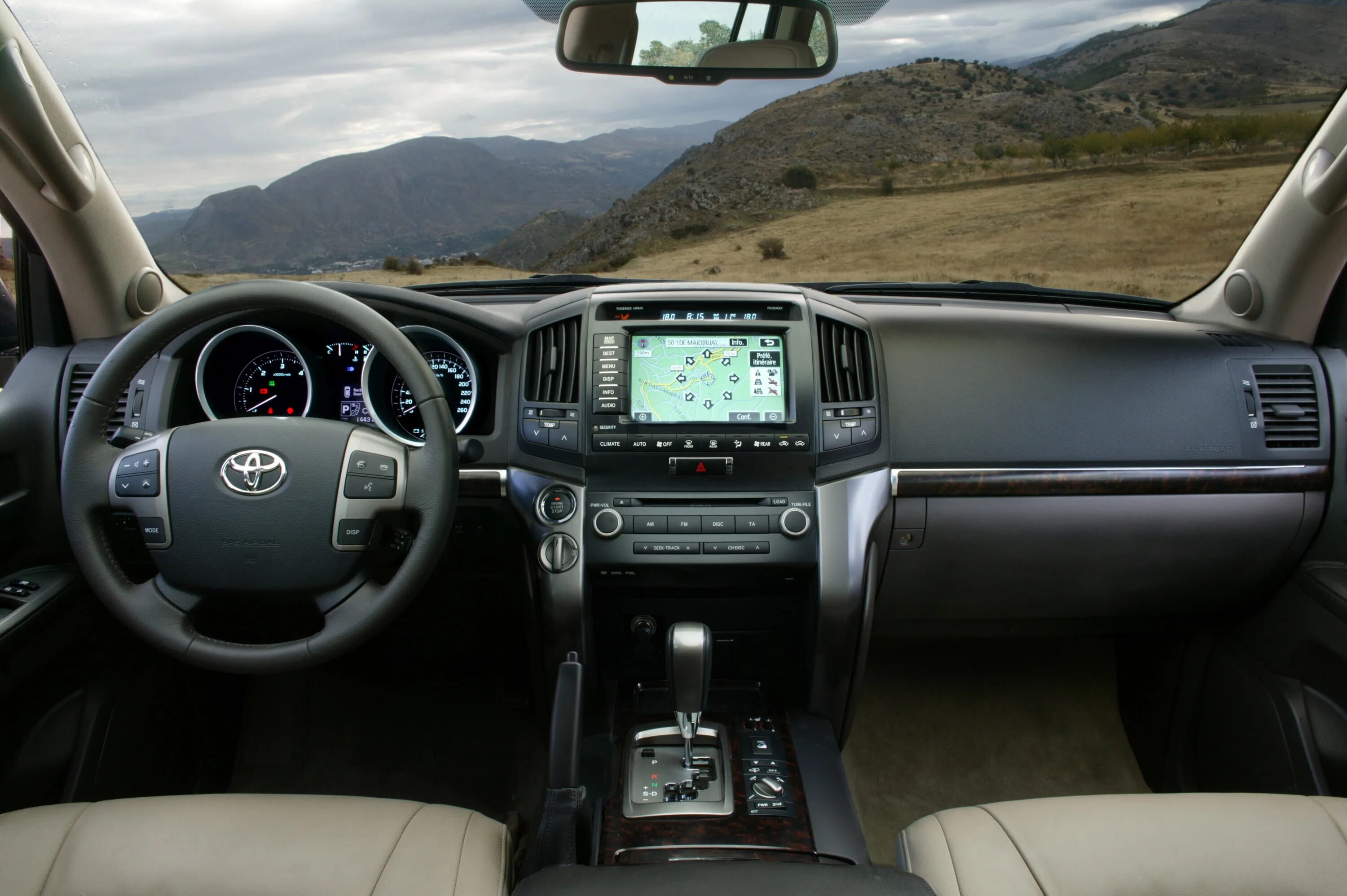 Ленд крузер 200 как проверить. Toyota land cruiser v8 2010. toyota land cruiser 200 v8 2007. toyota land cruiser v8 салон. тойота ленд крузер v8 салон.