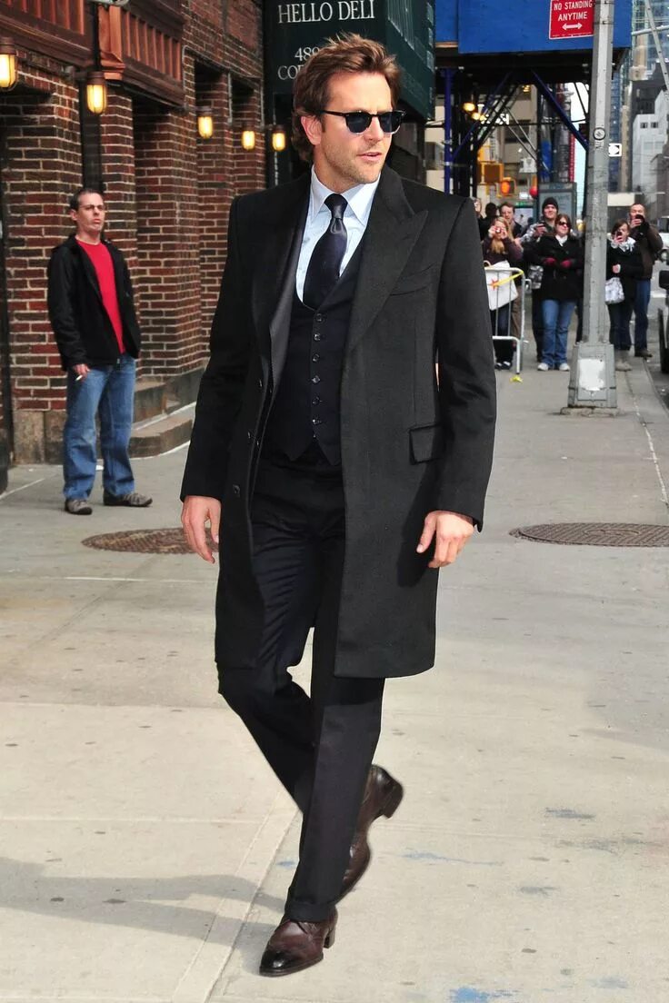 тотал блэк пальто мужское. мужчина в черном пальто. черное пальто черный костюм. тотал блэк аутфит. дэниел крейг в пальто.