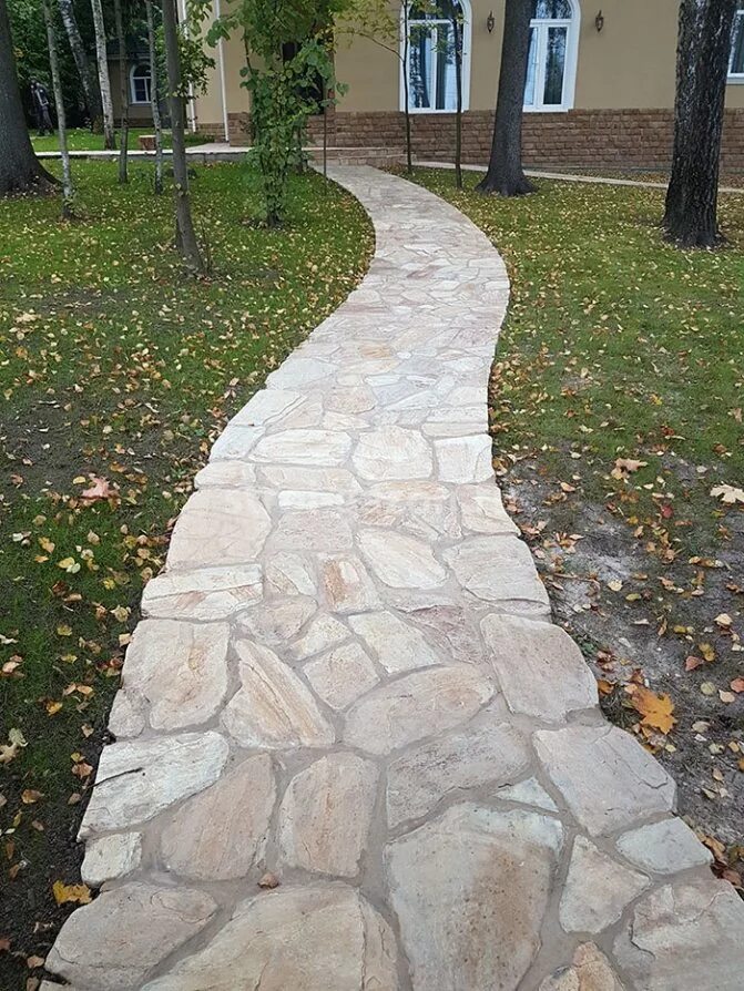плитняк для мощения дорожек. фото дорожек из камня. фото дорожек из камня. дорожки из натурального камня. каменное мощение плитняк.