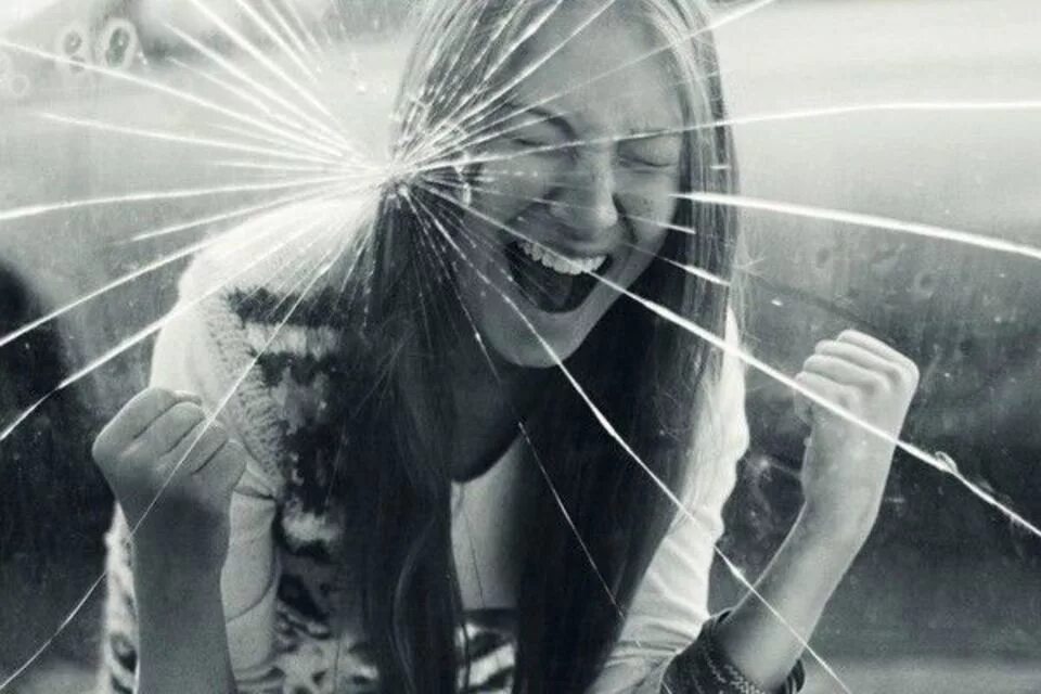 Девушки разбили. Девушка разбивает стекло. Девушка и разбитое зеркало. Разбитое зеркало любви. Девушка с треснутым стеклом.