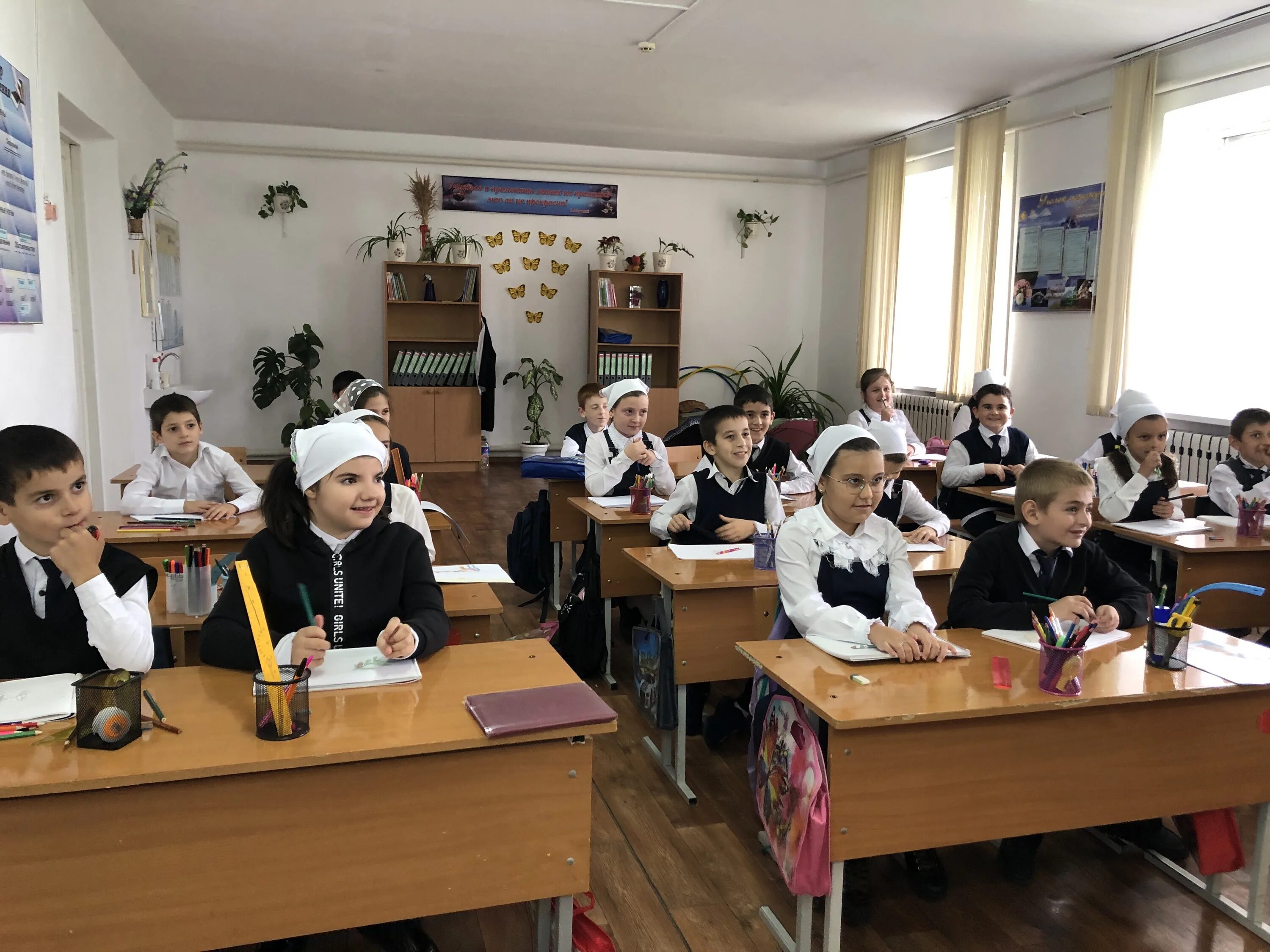 Чеченский школьник. Семинар в школе чр. Ученики чеченской школе. Сайты школ чеченской республики. Школьники чечни.