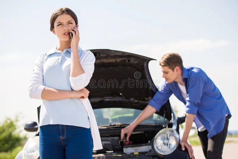 Сломалась машина на дороге. Cars broken down. Толкает машину в кузове. Девушка толкает. Девушки сломалась машина соцсетях.